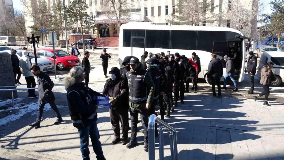 21 kuşkulu, kamuya ziyan veren adapsız kayıtlar nedeniyle yakalandı. Ziyan