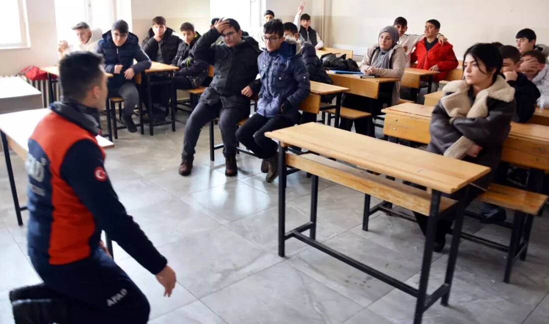 Erzurum'da AFAD, öğrencilere ve öğretmenlere yönelik kapsamlı bir afet eğitimi