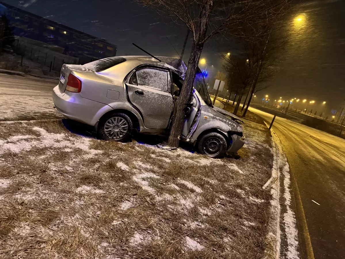 Erzurum'da etkili kar yağışı sonrası meydana gelen kazada 1 kişi