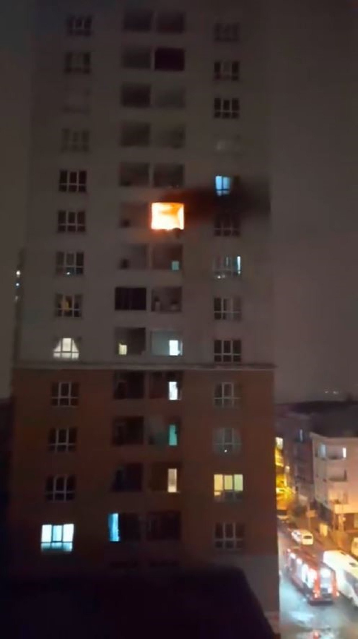 Esenyurt'ta 30 Katlı Binada Yangın Paniği
