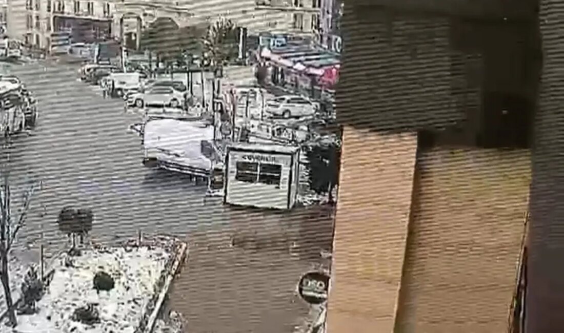 Alkollü minibüs sürücüsü, yolda yürüyen bayana çarpıp olay yerinden kaçtı.