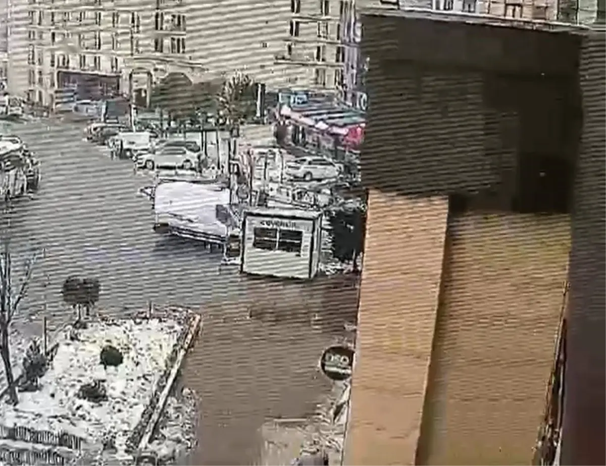 Alkollü minibüs sürücüsü, yolda yürüyen bayana çarpıp olay yerinden kaçtı.