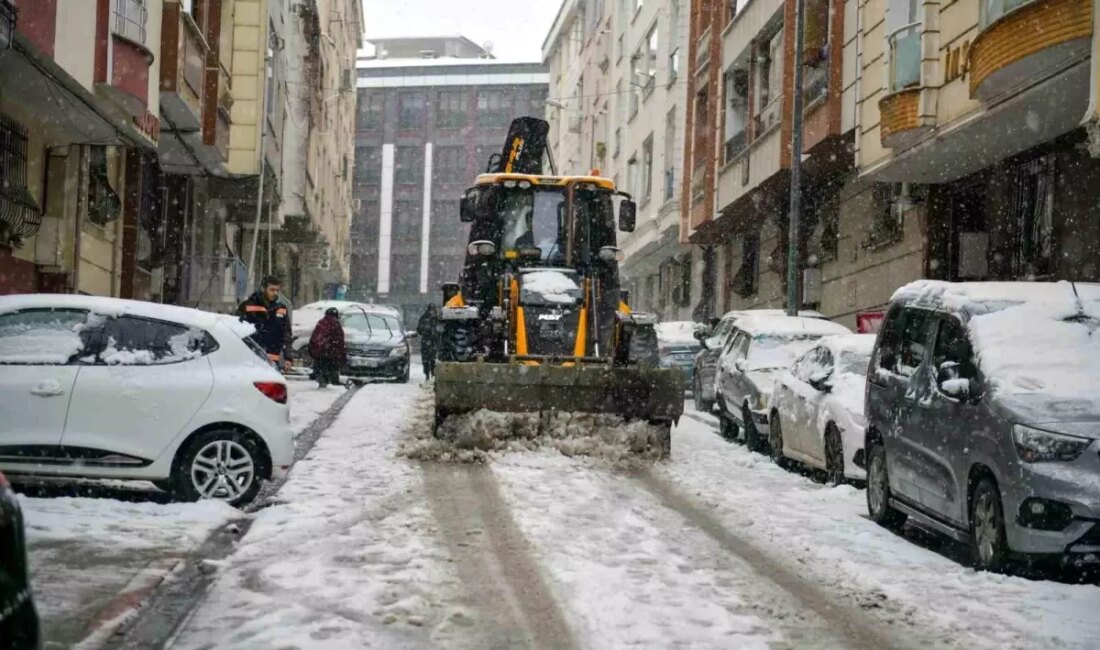 Esenyurt'ta yoğun kar yağışına karşı başlatılan mücadele seferberliği, vatandaşların güvenliği