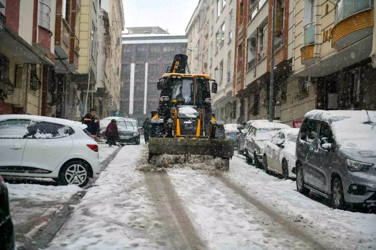 Esenyurt'ta yoğun kar yağışına karşı başlatılan mücadele seferberliği, vatandaşların güvenliği