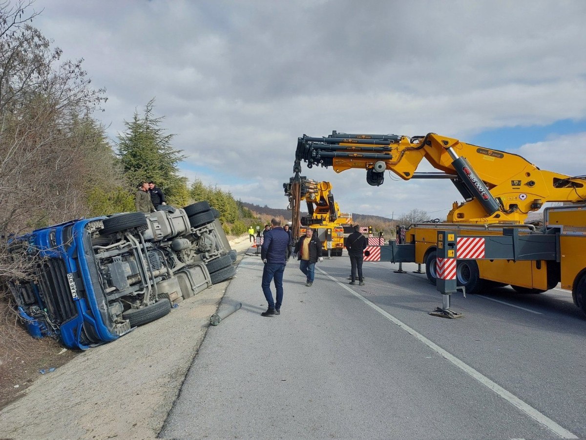 Eskişehir'de Kütahya'ya Akaryakıt Taşıyan Tırın Kazası