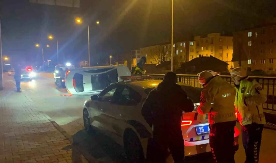 Eskişehir'de alkollü bir sürücünün bariyerlere çarpması sonucu meydana gelen kazada,