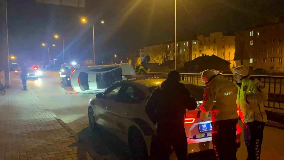 Eskişehir'de alkollü bir sürücünün bariyerlere çarpması sonucu meydana gelen kazada,