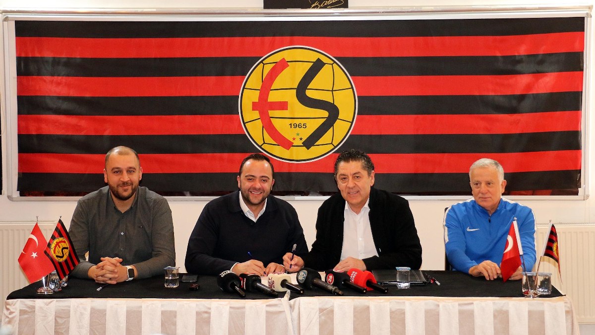 Eskişehirspor, Teknik Direktör Ergun Ortakcı ile yollarını ayırdı. Kulüp, yeni