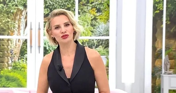 Esra Erol'un Gençlik Anıları Sosyal Medyada Gündem Oldu