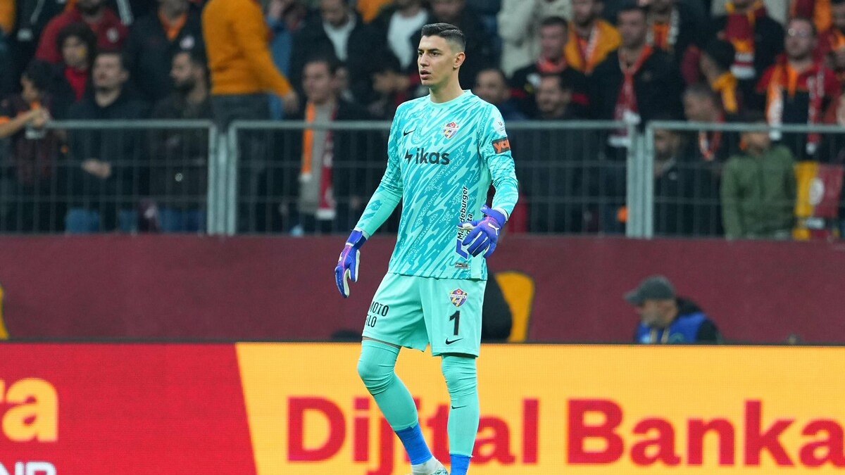 Eyüpspor Asbaşkanı Fatih Kulaksız, genç kaleci Berke Özer ile ilgili