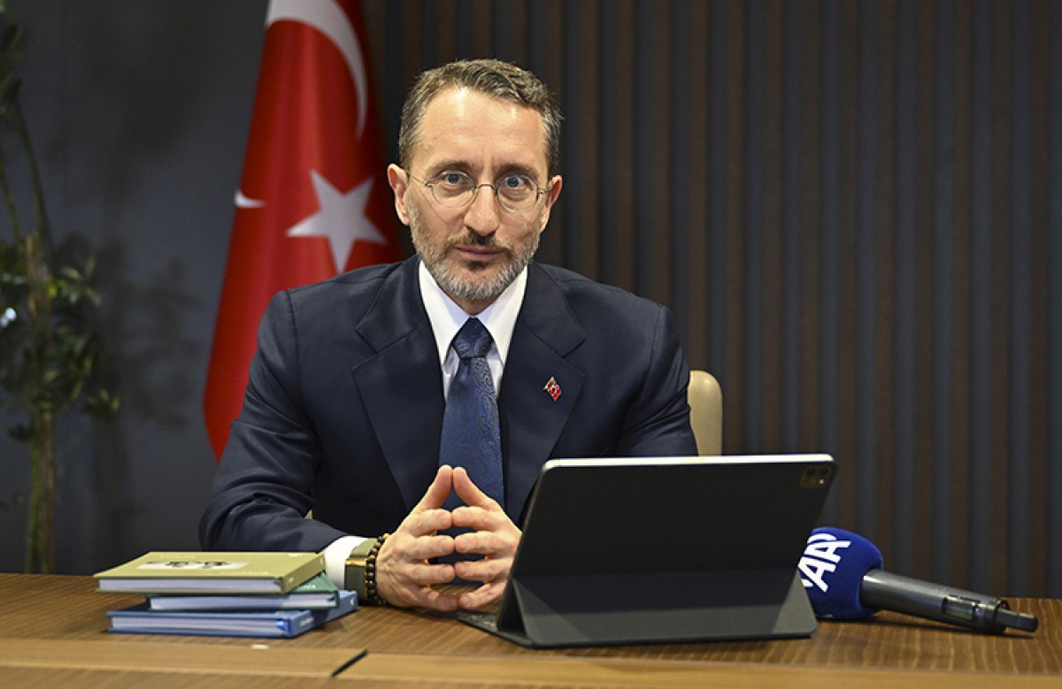 Fahrettin Altun, Yılın Kareleri Fotoğraf Seçkisini İnceledi