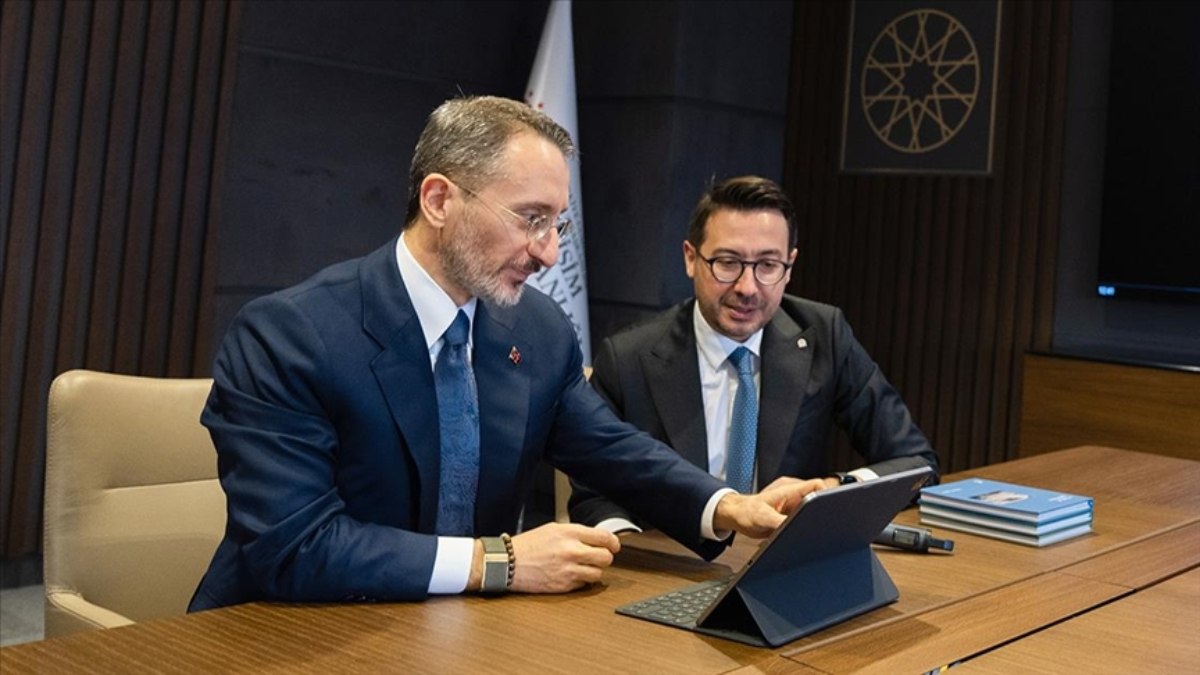 Fahrettin Altun, Yılın Kareleri fotoğraf seçkisini inceledi. Sanat ve fotoğraf