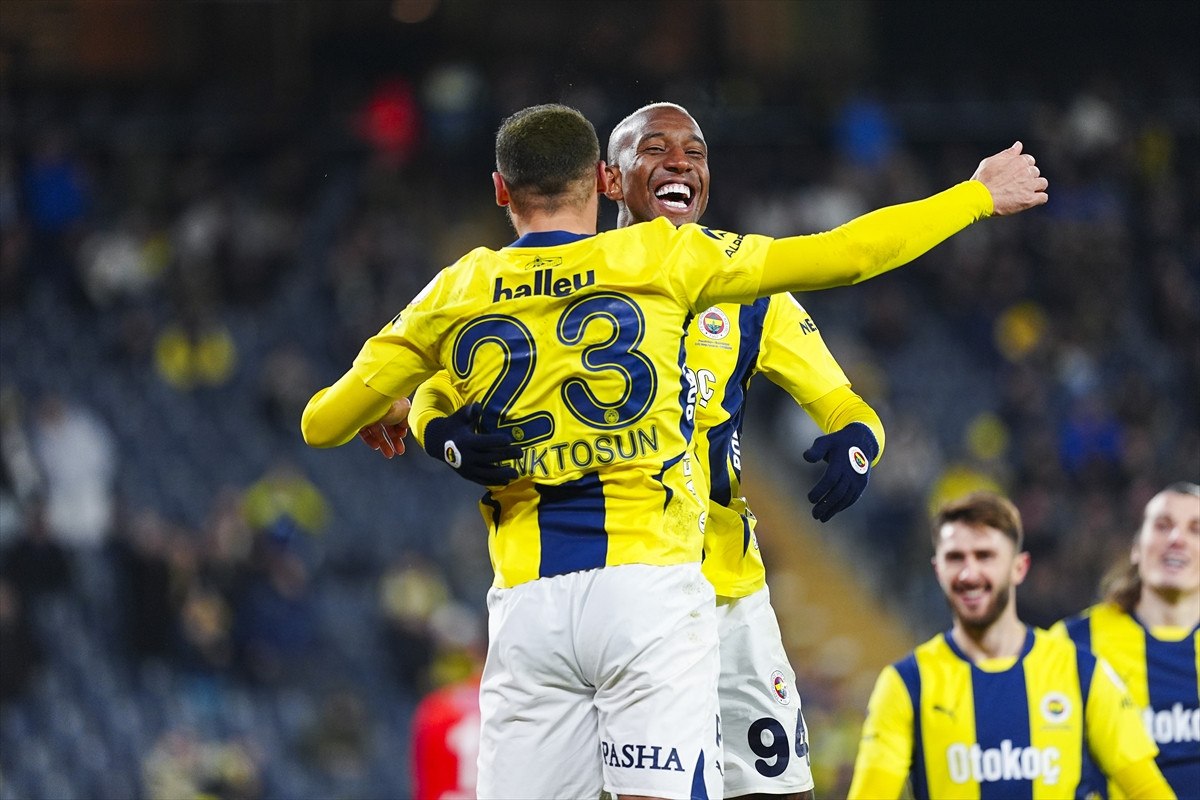 Fenerbahçe, Erzurumspor FK'ya 5-0'lık Farkla Galip Geldi