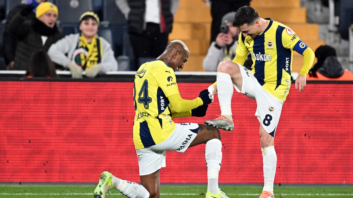 Fenerbahçe, Erzurumspor ile oynadığı maçta etkileyici bir performans sergileyerek sahadan