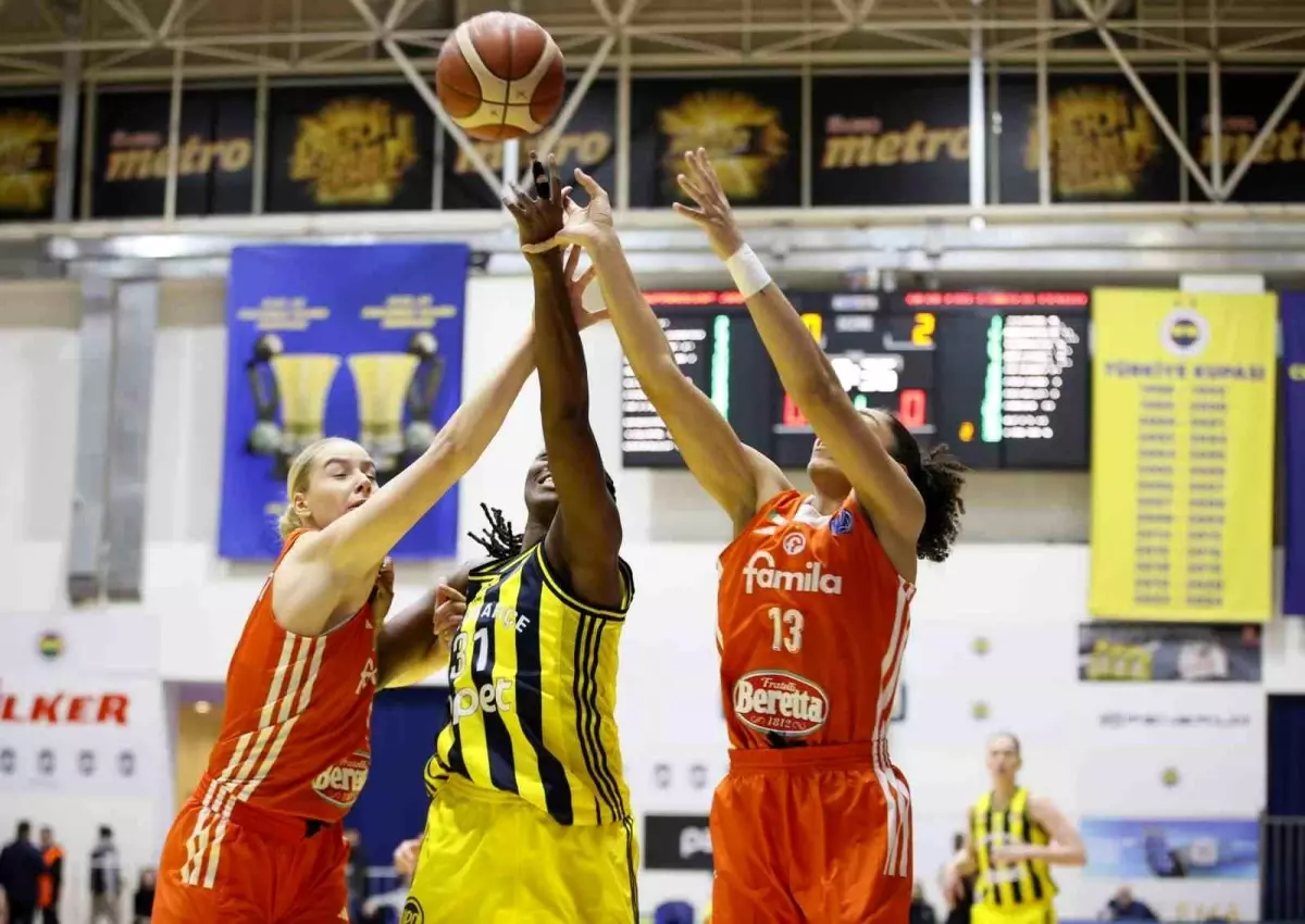 Fenerbahçe Opet, Beretta Famila Schio'yu 64-60 yenerek üst üste 5.