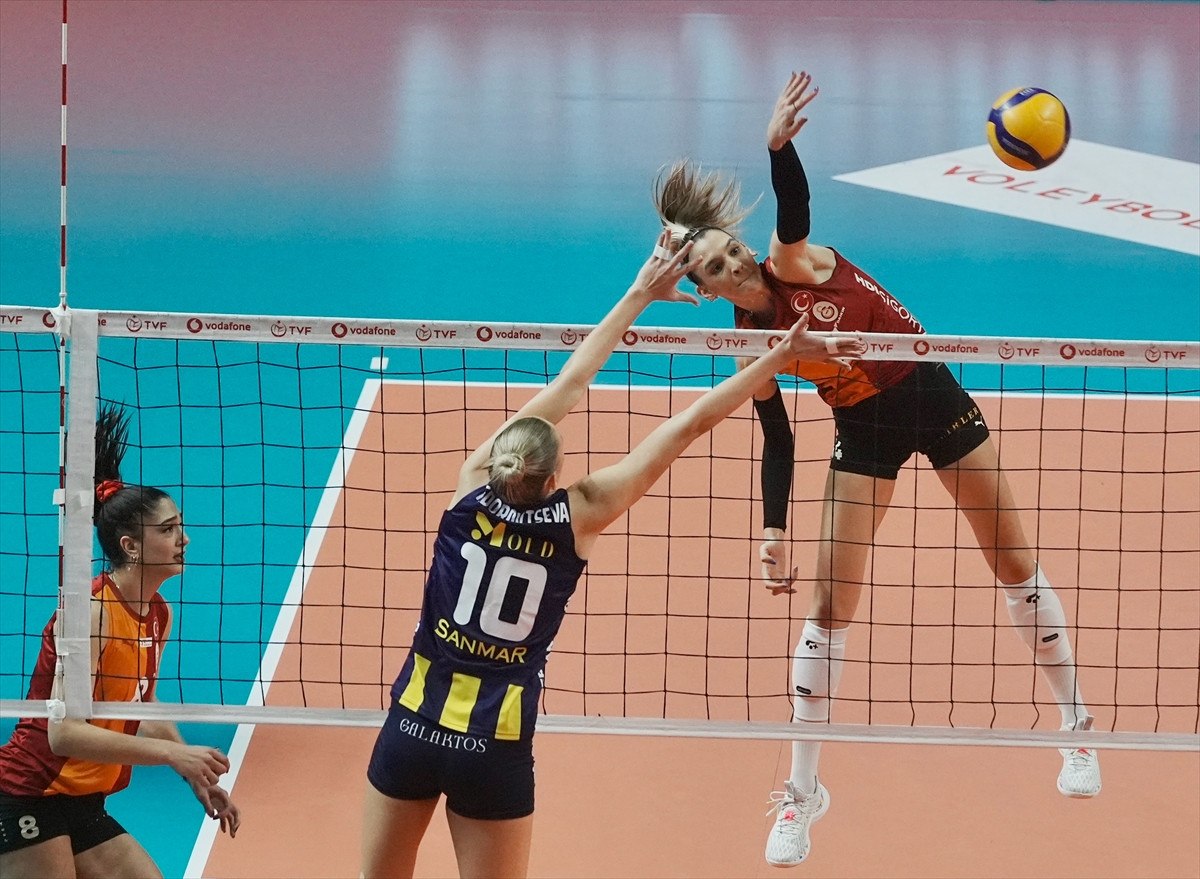 Voleybol Derbisinde Fenerbahçe, Galatasaray'ı 3-0 Geçti
