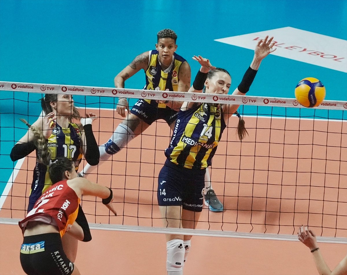 Fenerbahçe, Galatasaray'ı Derbide 3-0 Mağlup Etti