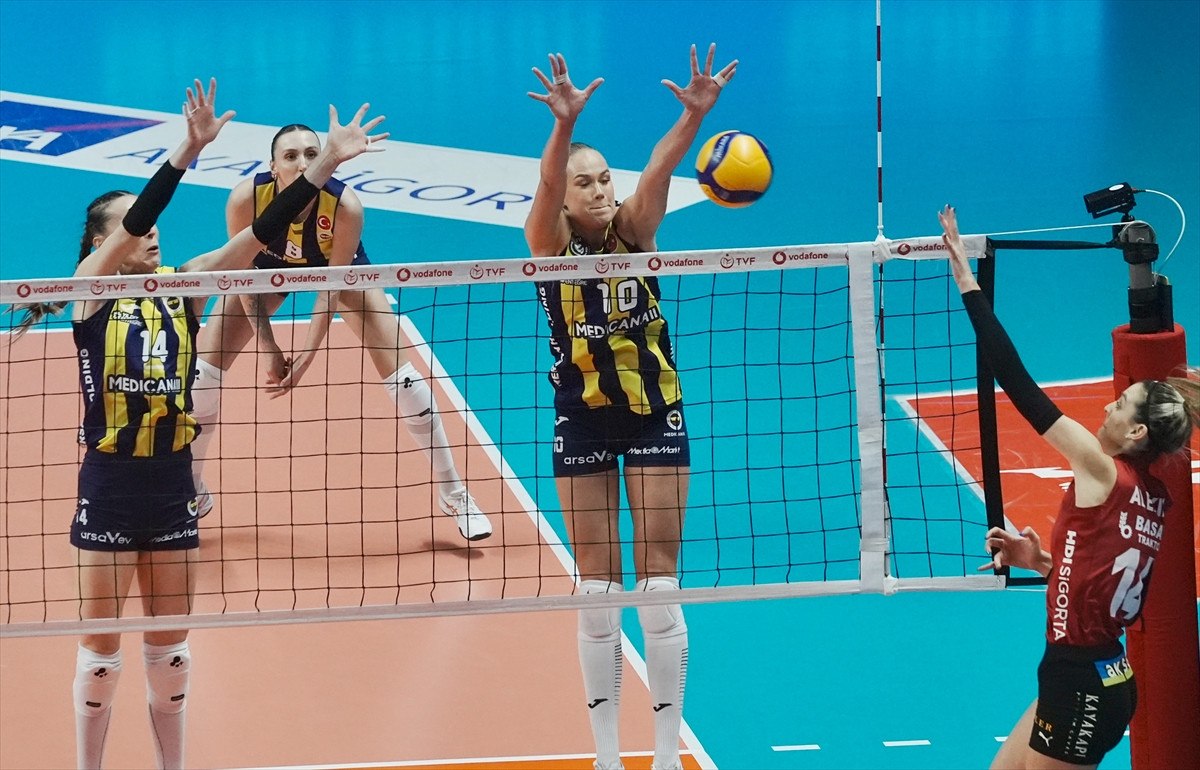 Fenerbahçe, Galatasaray'ı Derbide 3-0 Mağlup Etti