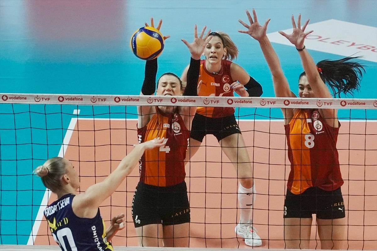 Fenerbahçe, Galatasaray'ı Derbide 3-0 Mağlup Etti
