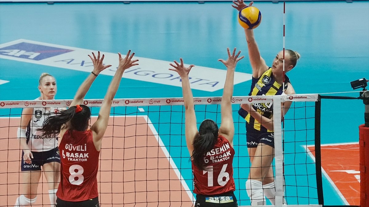 Fenerbahçe, büyük derbide Galatasaray'ı 3-0 mağlup ederek önemli bir galibiyet