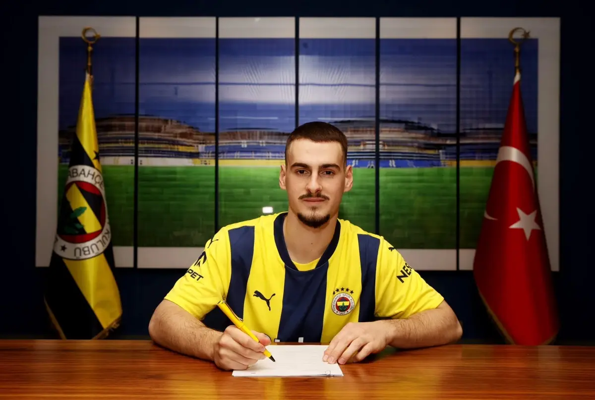 Fenerbahçe, genç yetenek Ognjen Mimovic ile 4,5 yıllık sözleşme imzalayarak