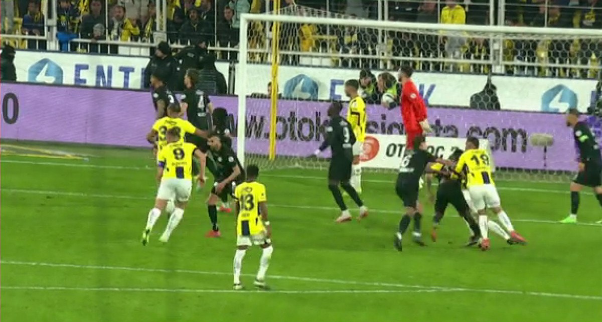 Fenerbahçe - Rizespor Maç Özeti: Penaltı ve Kırmızı Kart Drama