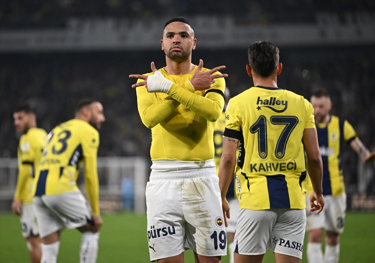 Fenerbahçe, Rizespor'u 3-2 Geçerek Öne Geçti
