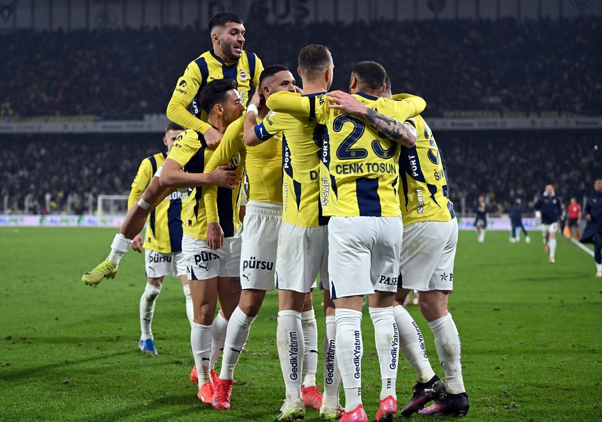 Fenerbahçe, Rizespor'u Forvetleriyle Geçti