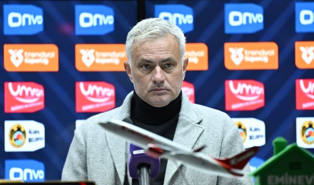 Fenerbahçe'de savunma krizi! Takımda yaşanan sakatlıklar, sezon hedeflerini tehdit ediyor.