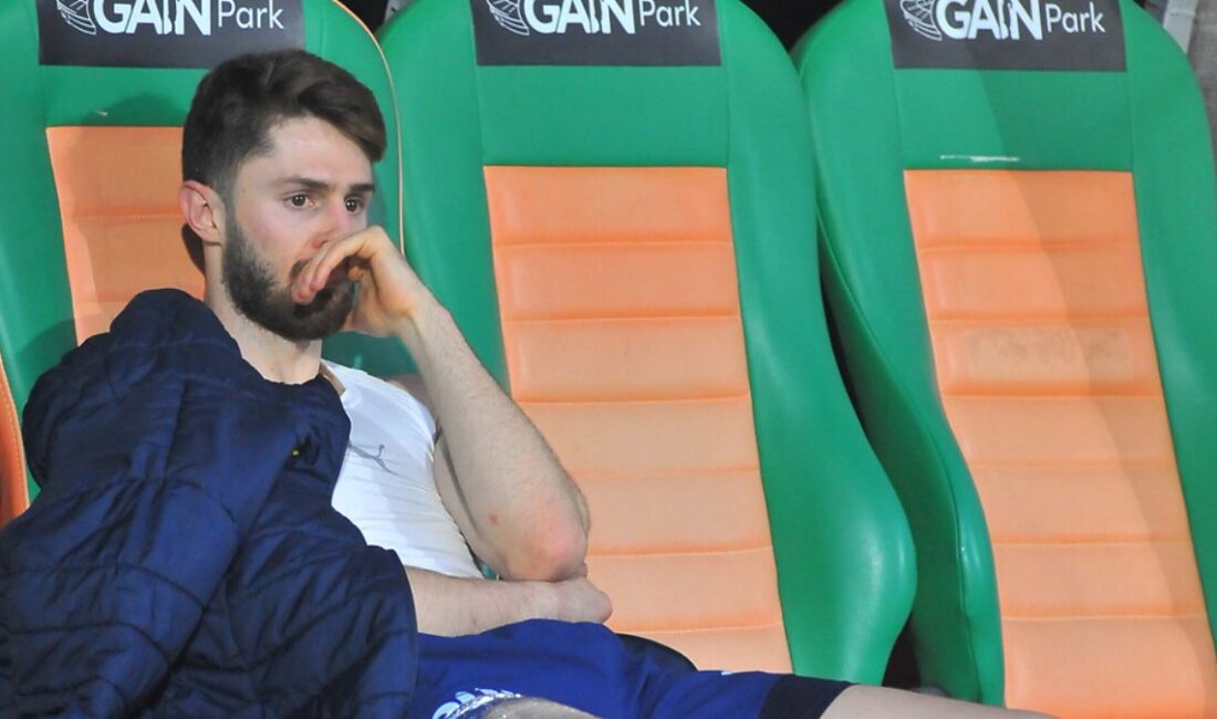 Fenerbahçe'de savunma krizi ve sakatlıklar, takımın performansını etkiliyor. Bu yazıda,