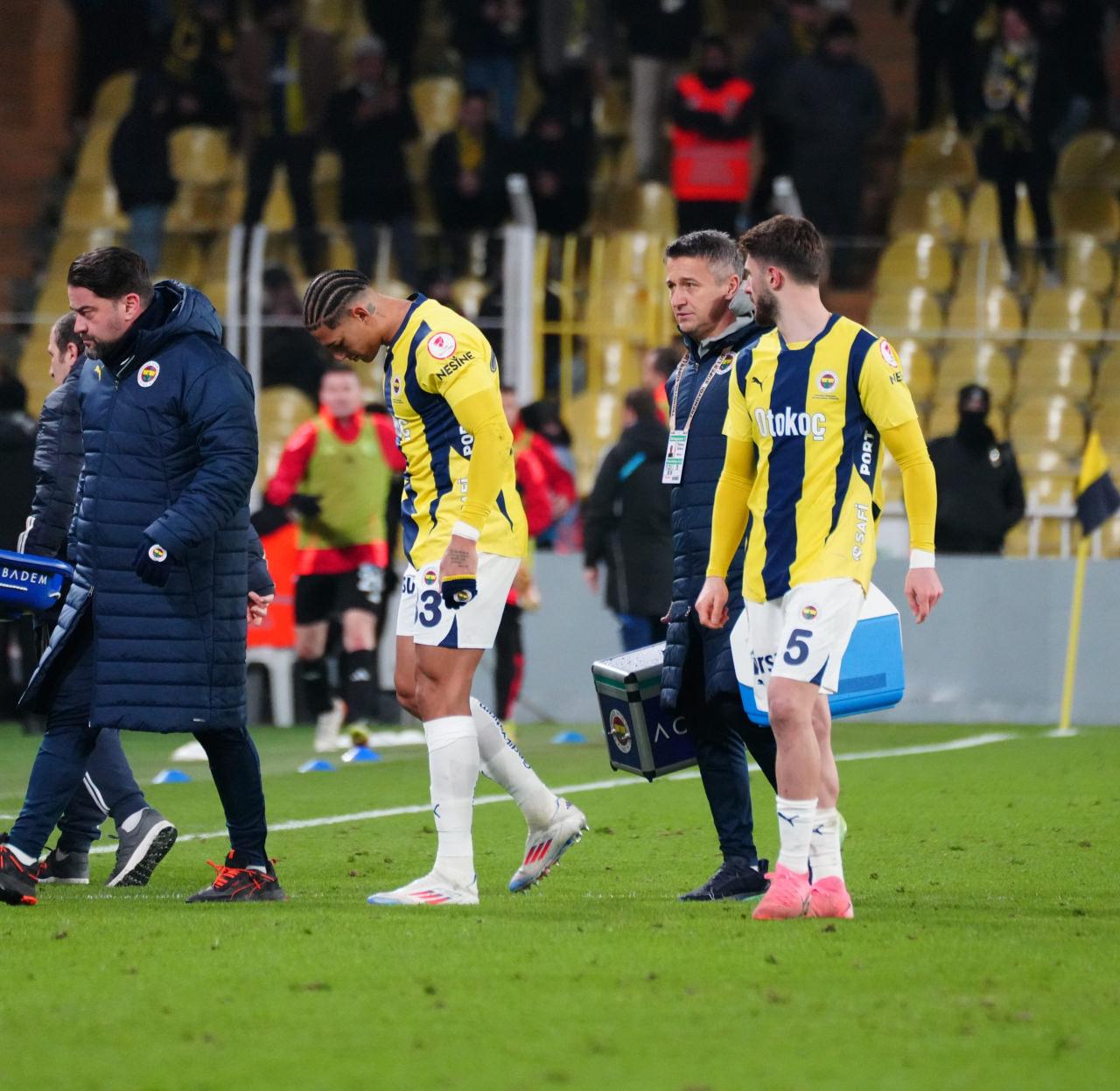 Fenerbahçe'de Stoper Krizi: Erzurumspor FK Maçında Sakatlıklar Peş Peşe Geldi