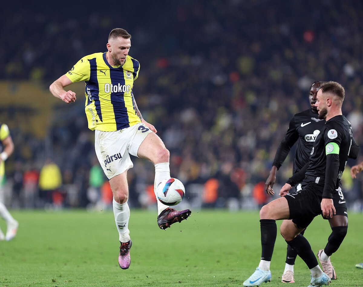 Fenerbahçe'de Stoper Krizi