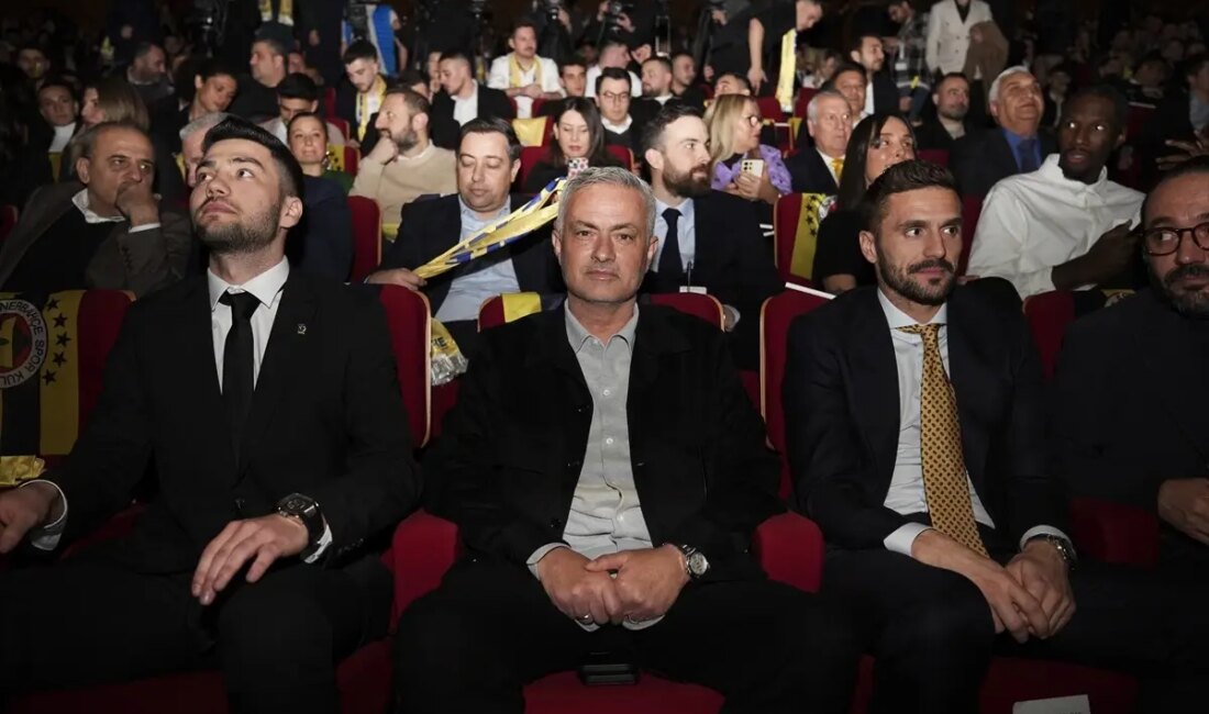 Fenerbahçeli üniversite öğrencileri, Aydınlık Gelecek Ödülleri'ni belirlemek için oy kullandı.