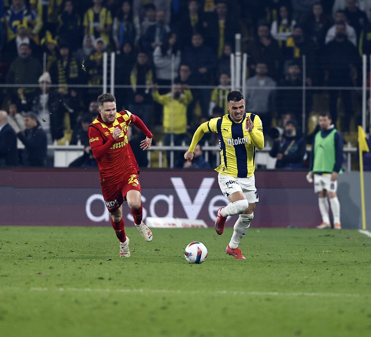 Fenerbahçe'nin Filip Kostić ile Basın Toplantısı