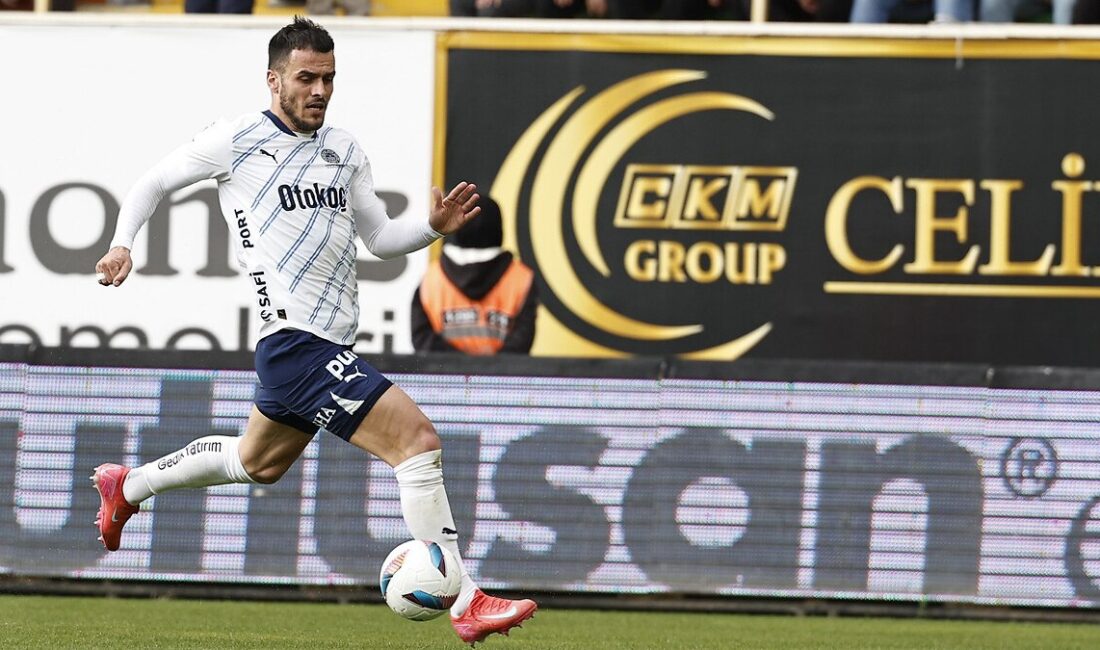 Fenerbahçe, yeni transferi Filip Kostić ile düzenlediği basın toplantısında futbolseverlere
