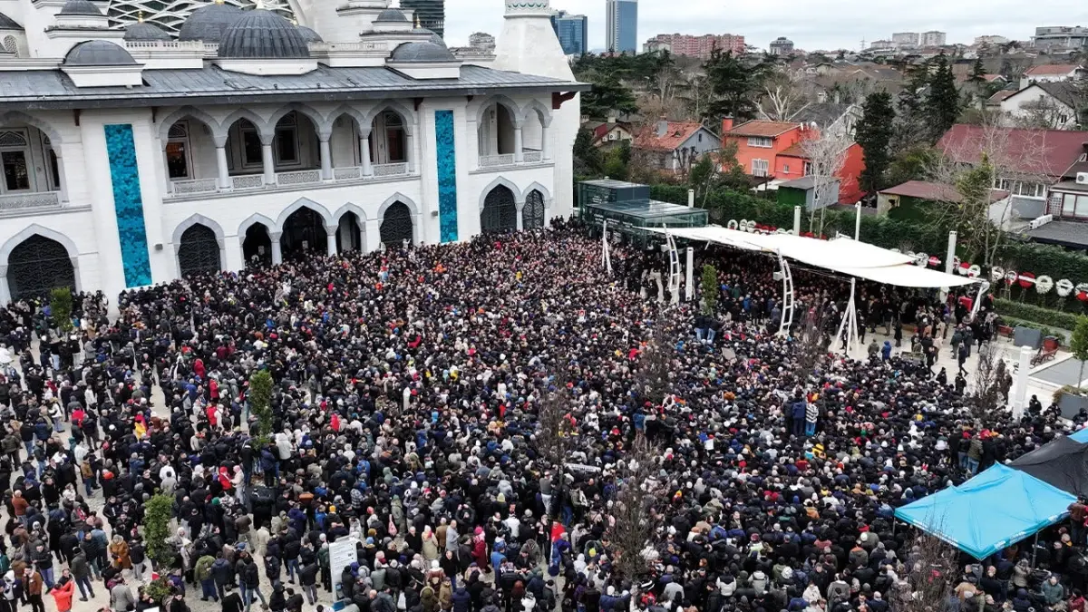 Ferdi Tayfur'un müzik kariyerinin yanı sıra, hayırseverlik çalışmaları ve topluma