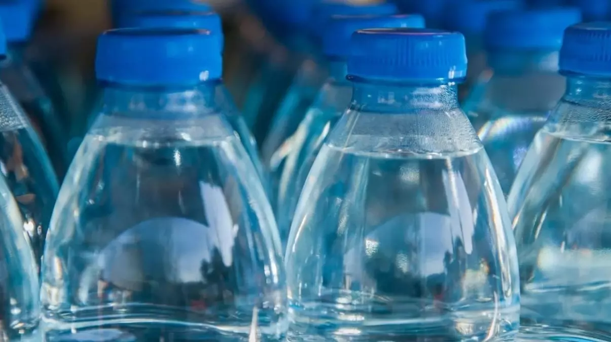 Fiji su markasına yönelik mikroplastik iddiaları ve bu iddiaların ardından