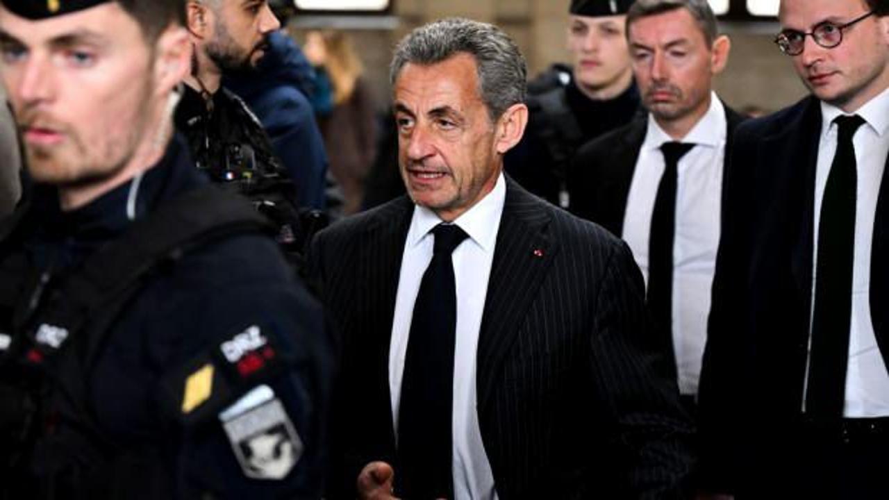 Fransa'da eski Cumhurbaşkanı Nicolas Sarkozy'ye elektronik kelepçe takıldı. Bu gelişme,