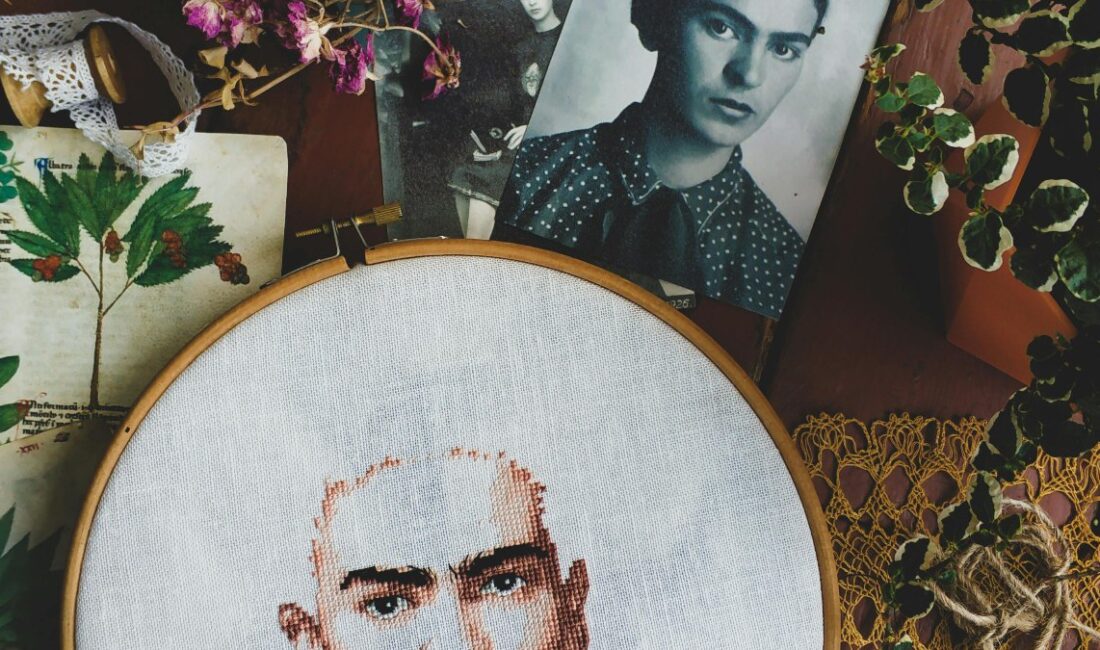 Frida Kahlo'nun büyülü dünyasına adım atın! Kanatların ardındaki hikaye, sanatçının