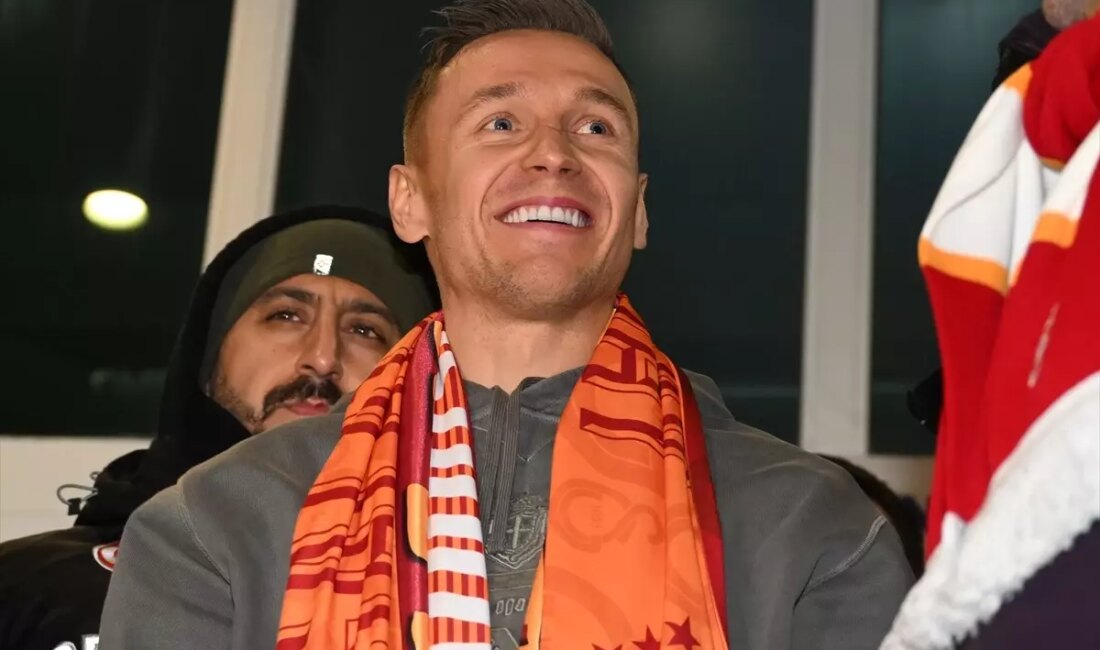 Galatasaray, Polonyalı futbolcu Przemyslaw Frankowski'yi kadrosuna katarak transfer dönemine damga