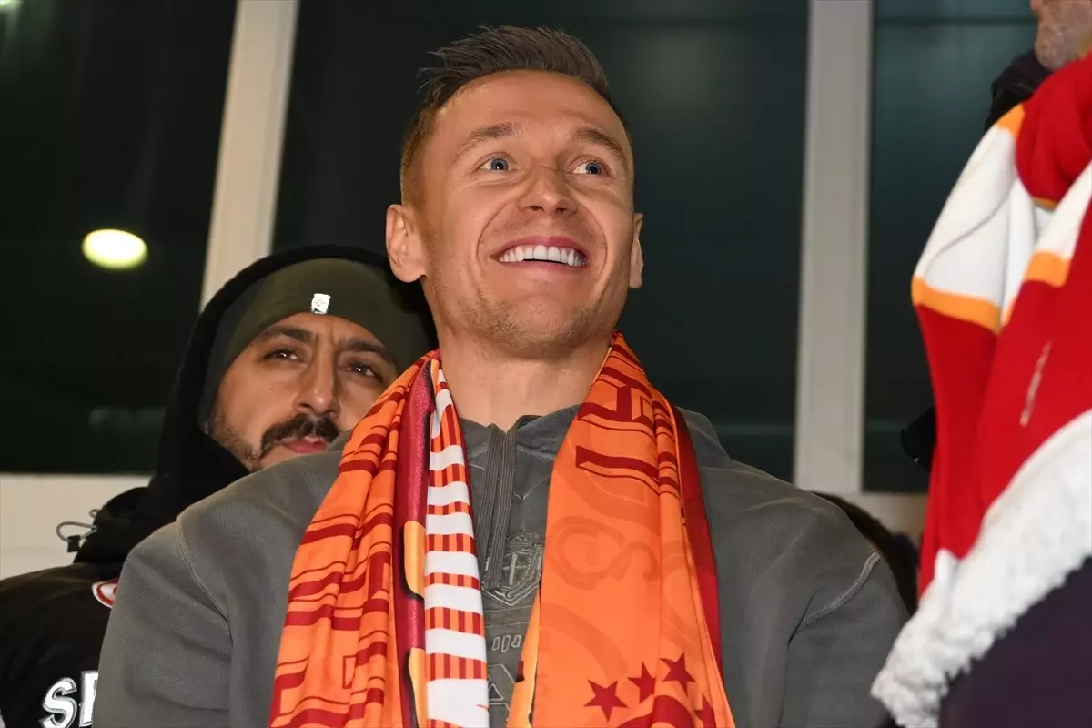 Galatasaray, Polonyalı futbolcu Przemyslaw Frankowski'yi kadrosuna katarak transfer dönemine damga