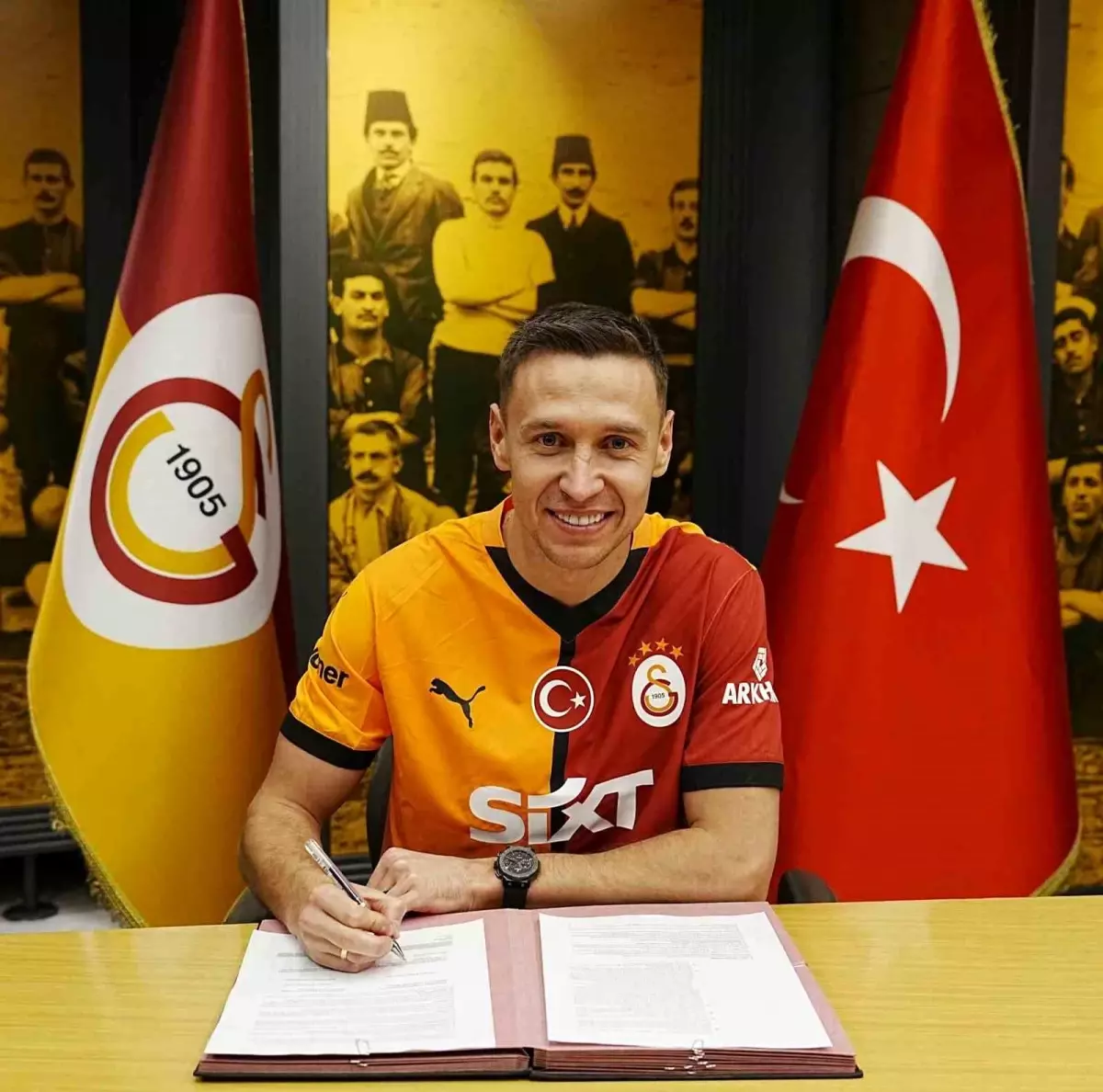 Galatasaray, Polonyalı futbolcu Przemyslaw Frankowski'yi kiralık olarak kadrosuna kattı. Bu