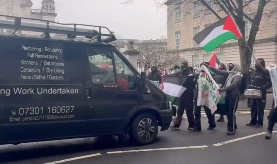 Galler'in başkenti Cardiff'te, Filistin ile dayanışma gösterisi düzenleyen protestoculara yanlışsız