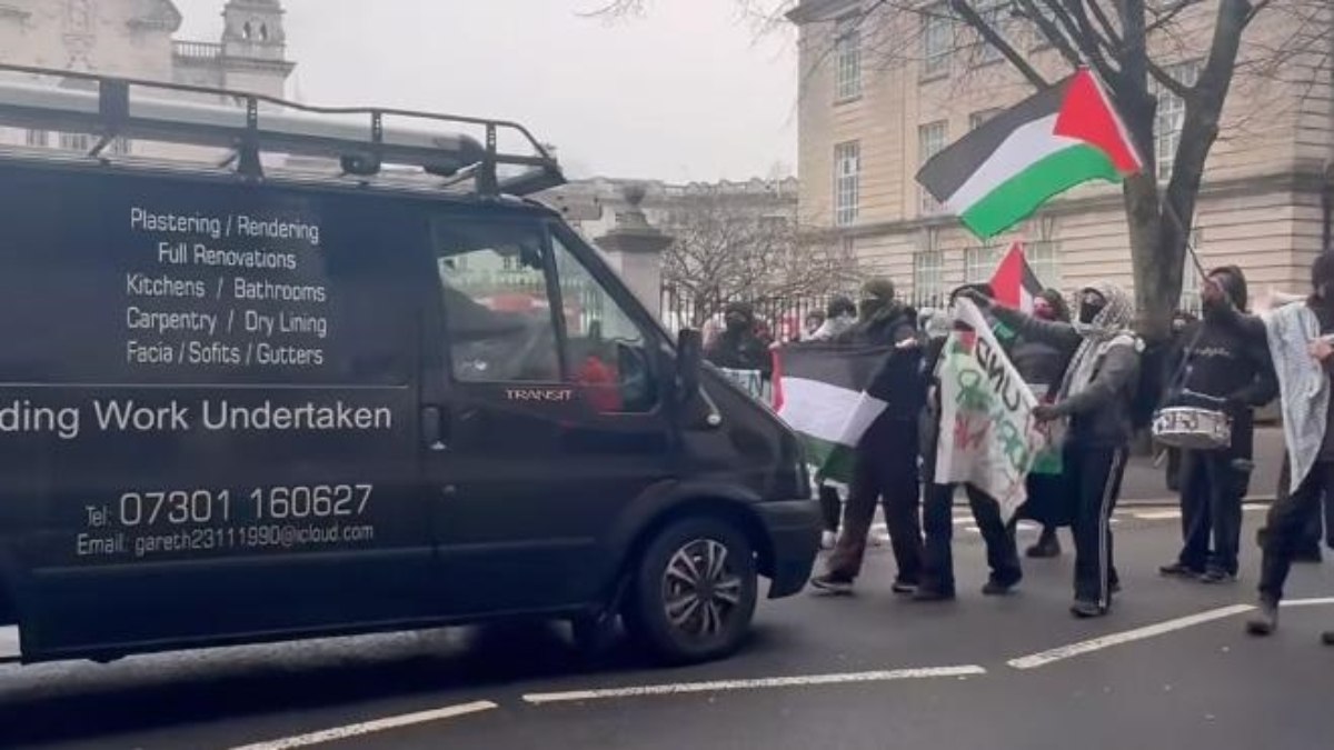 Galler'in başkenti Cardiff'te, Filistin ile dayanışma gösterisi düzenleyen protestoculara yanlışsız