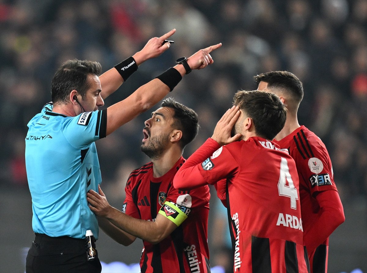 Gaziantep FK - Galatasaray Maçında Hakem Kadir Sağlam'ın Tartışmalı Kararları