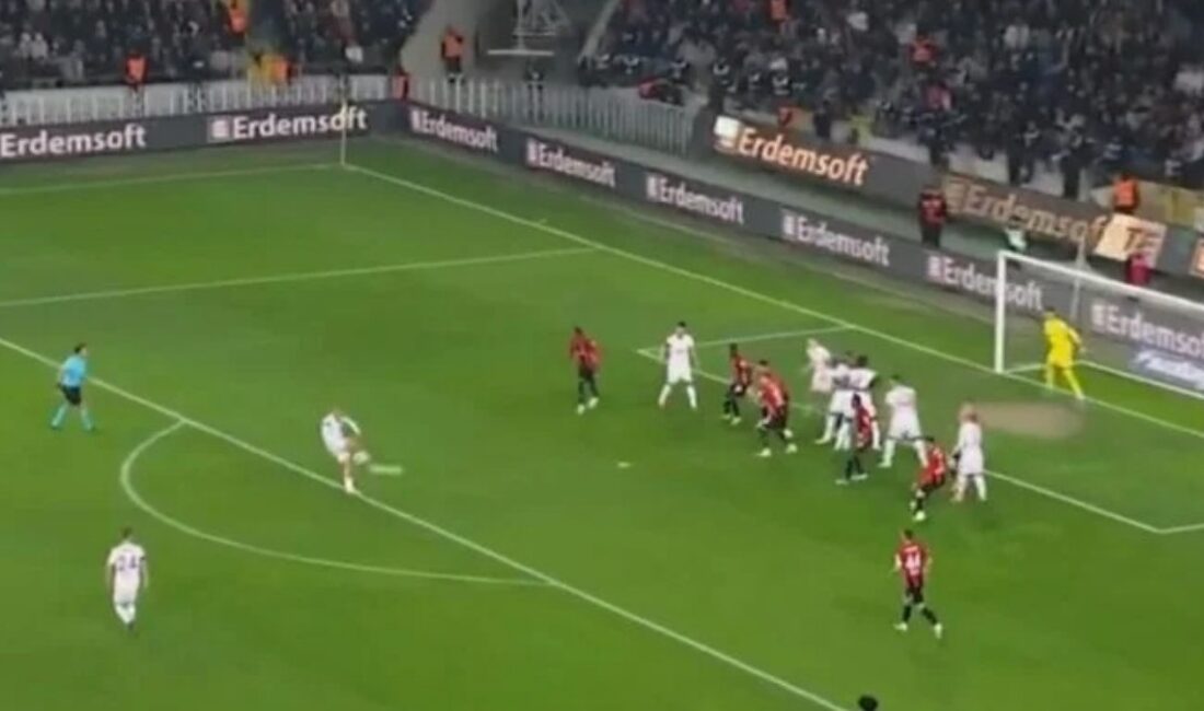 Gaziantep FK ile Galatasaray arasında oynanan maçta yaşanan ofsayt itirazları