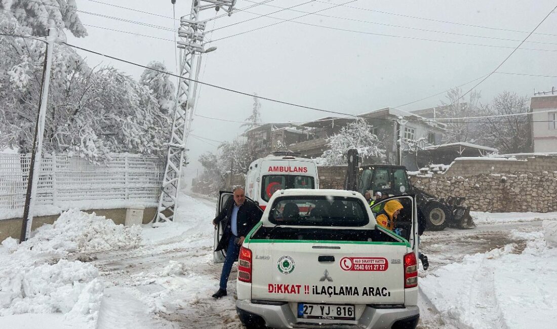 Gaziantep'te etkili olan kar yağışı, acil durum ve ambulans ekiplerini