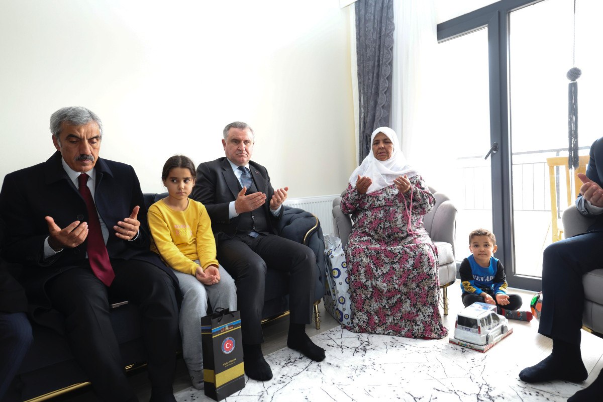 Gençlik ve Spor Bakanı Osman Aşkın Bak, Kilis'te Depremzedeleri Ziyaret Etti