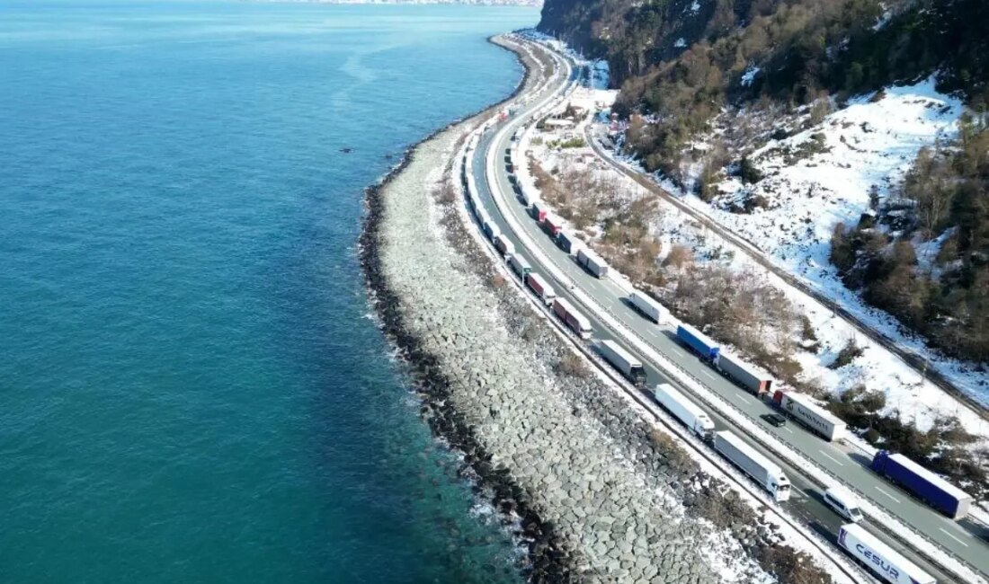 Sarp Hudut Kapısı'nda ağır kar nedeniyle tır kuyruğu kilometrelerce uzadı,