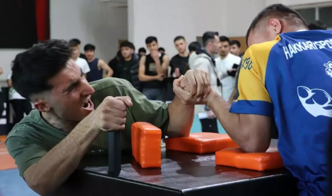 Hakkari'de düzenlenen Bilek Güreşi İl Birinciliği, sporcuların yeteneklerini sergilediği heyecan